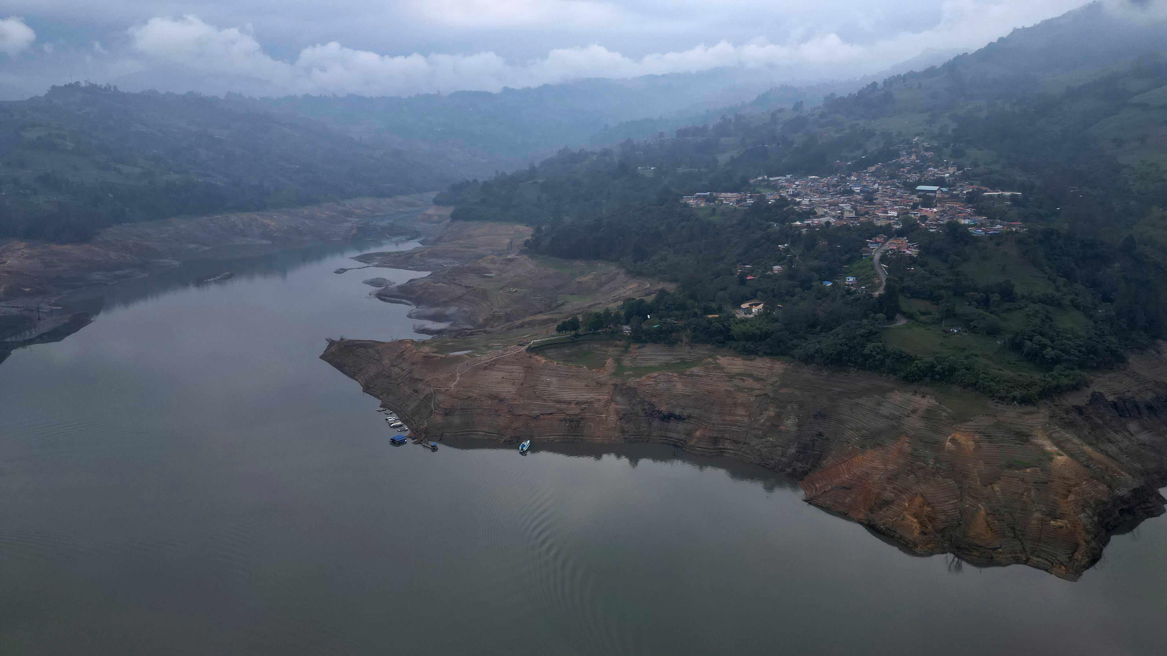 Central Hidroeléctrica del Guavio
 embalse del Guavio  presenta nivel bajo a causa del fenómeno de El Niño
Cundinamarca abril 3 del 2024
Foto Guillermo Torres Reina / Semana