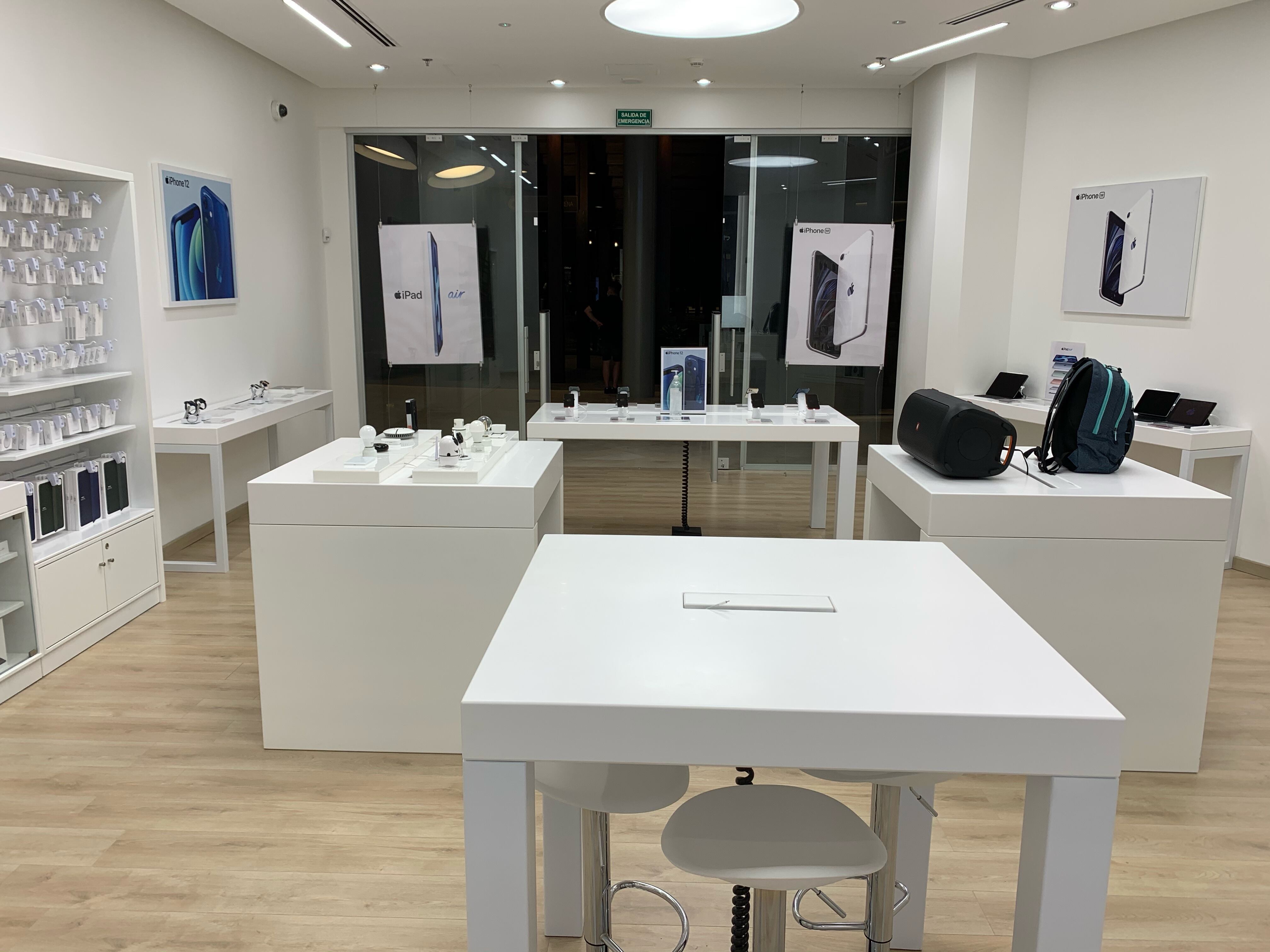 Tienda Mac Center en La Serrezuela (Cartagena).