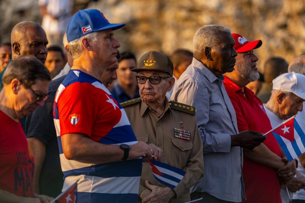 El mandatario de Cuba, Miguel Díaz-Canel, segundo a la izquierda, y el expresidente Raúl Castro, centro, participan de la celebración por el Día del Trabajador en La Habana, Cuba, el viernes 5 de mayo del 2023. El gran festejo por el 1 de mayo se pospuso para el viernes debido a factores climáticos y las carencias de combustible que afectan a la isla. (AP Foto/Ramón Espinosa)