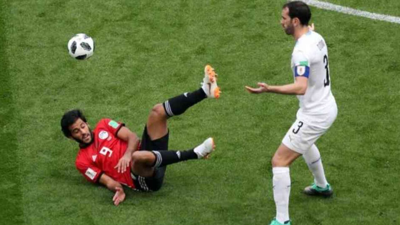 Diego Godín de Uruguay y Marwan Mohsen de Egipto durante el primer partido que ambas selecciones jugaron en Rusia 2018.
