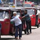 Los conductores de rickshaws de Sri Lanka hacen cola para comprar gasolina cerca de una estación de combustible en Colombo, Sri Lanka, el miércoles 13 de abril de 2022. Foto AP/Eranga Jayawardena