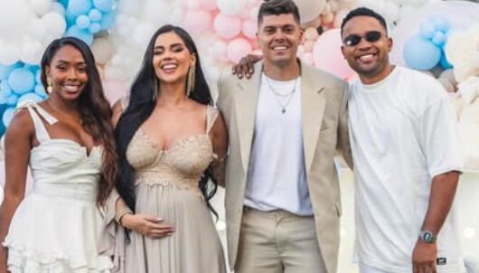 La Segura y Karen Sevillano junto a sus respectivas parejas