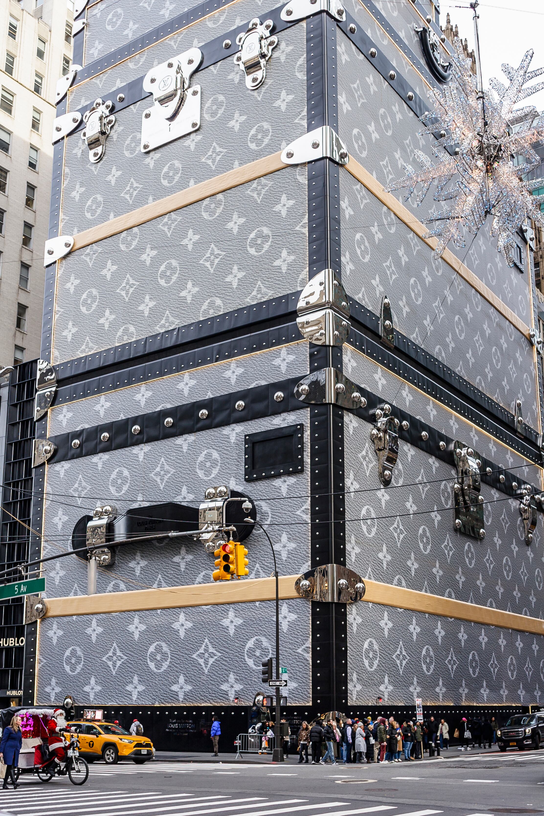 En última instancia, el debate trasciende la legalidad de una lona publicitaria, cuestionando el equilibrio entre innovación comercial y respeto por el entorno urbano.