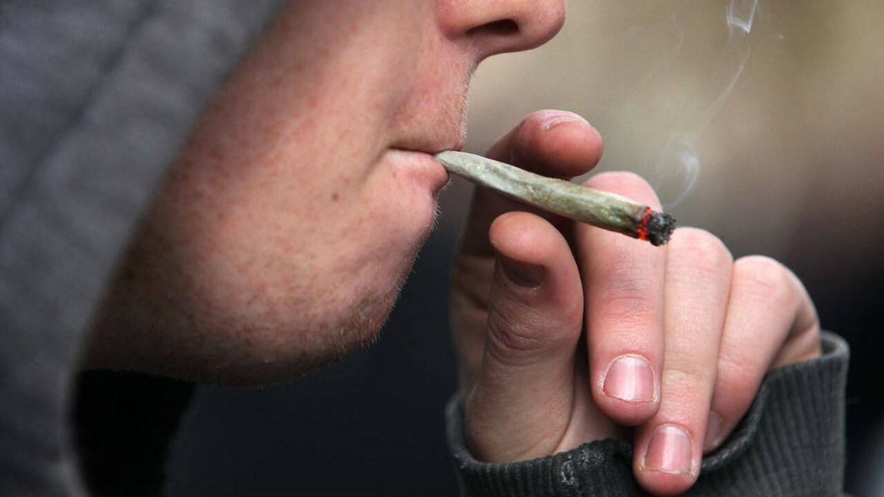 La iniciativa busca prohibir el consumo de drogas y bebidas alcohólicas en parques, instituciones educativas, y espacios de recreación y deporte.