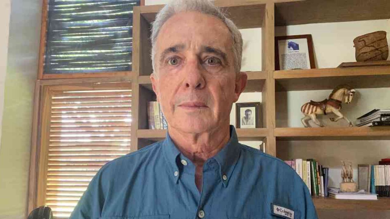 Primera foto de Álvaro Uribe detenido. Foto: Twitter @AlvaroUribeVel