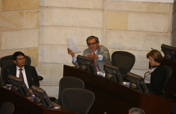 Luis Carlos Avellaneda insiste en que el gasto militar se transfiera para el sector social. 