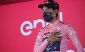 Egan en la cima del podio en el Giro de Italia 2021