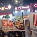 Familiares de la víctima piden justicia en el lugar del accidente en el que perdió la vida.