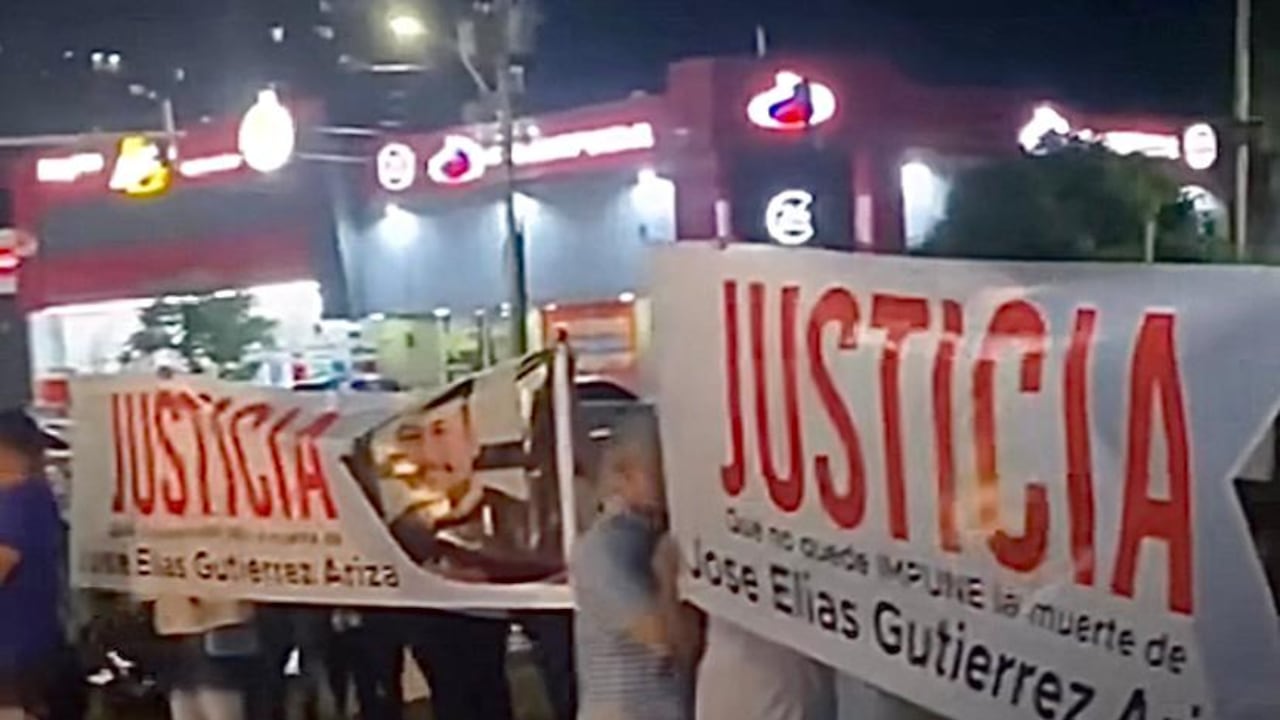 Familiares de la víctima piden justicia en el lugar del accidente en el que perdió la vida.