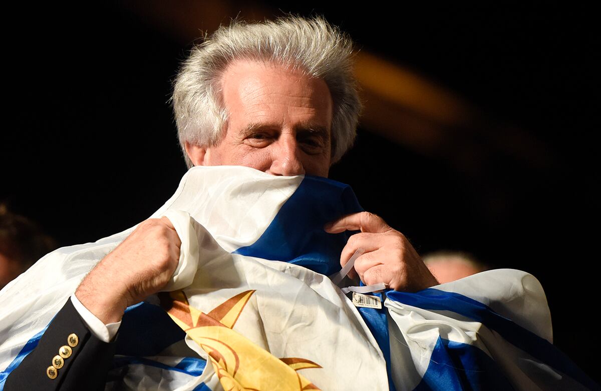 El nuevo presidente de Uruguay, Tabaré Vásquez, besa la bandera de su país mientras celebra su victoria en Montevideo, capital de la nación sudamericana. (AP)