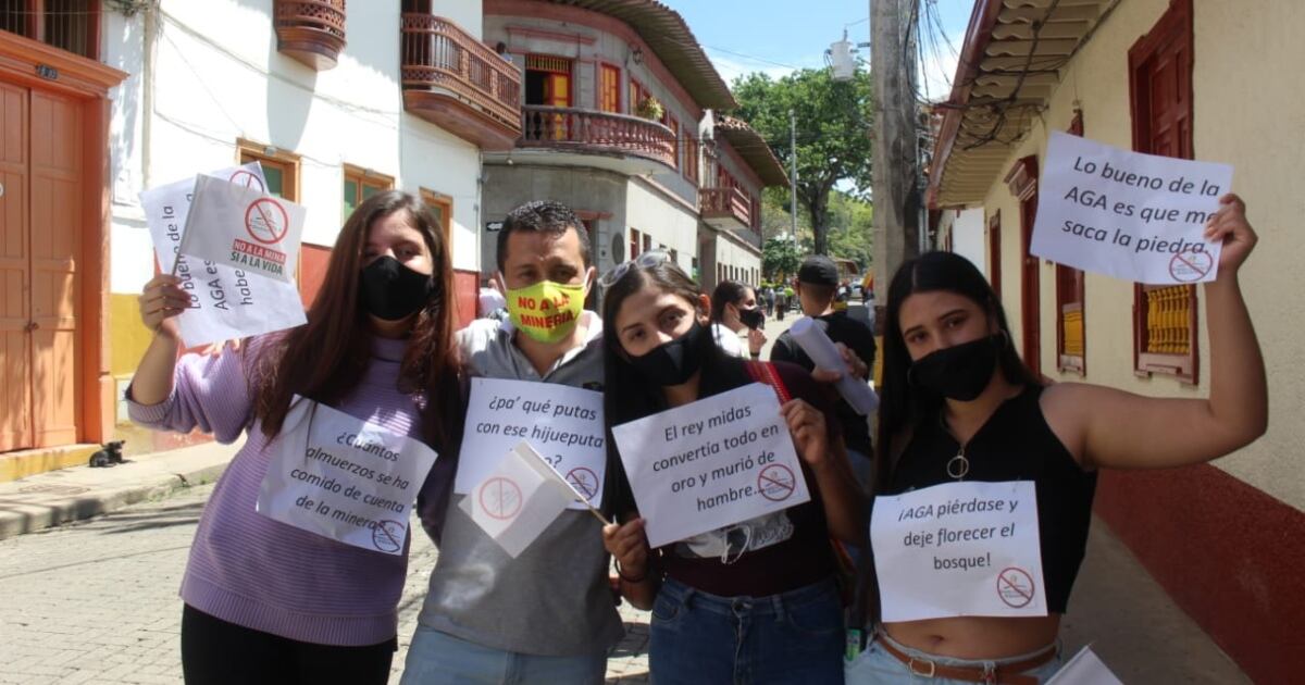 Durante la visita de la Anla a Jericó (Antioquia) sus habitantes salieron a las calles a pedir que no otorgue la licencia ambiental a la empresa AngloGold Ashanti por el proyecto  Quebradona. Septiembre de 2020.