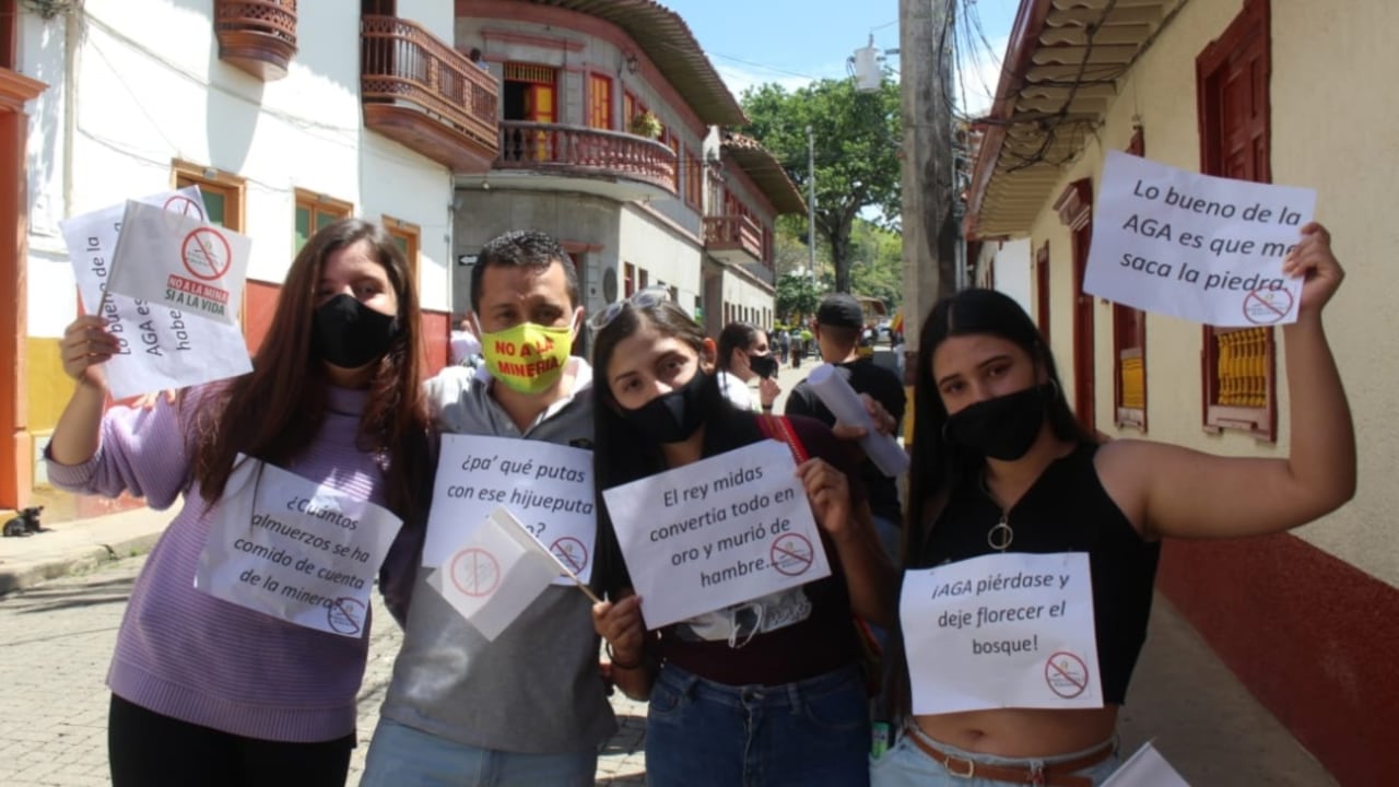 Durante la visita de la Anla a Jericó (Antioquia) sus habitantes salieron a las calles a pedir que no otorgue la licencia ambiental a la empresa AngloGold Ashanti por el proyecto Quebradona. Septiembre de 2020.