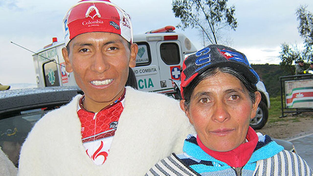 Nairo Quintana y su madre.