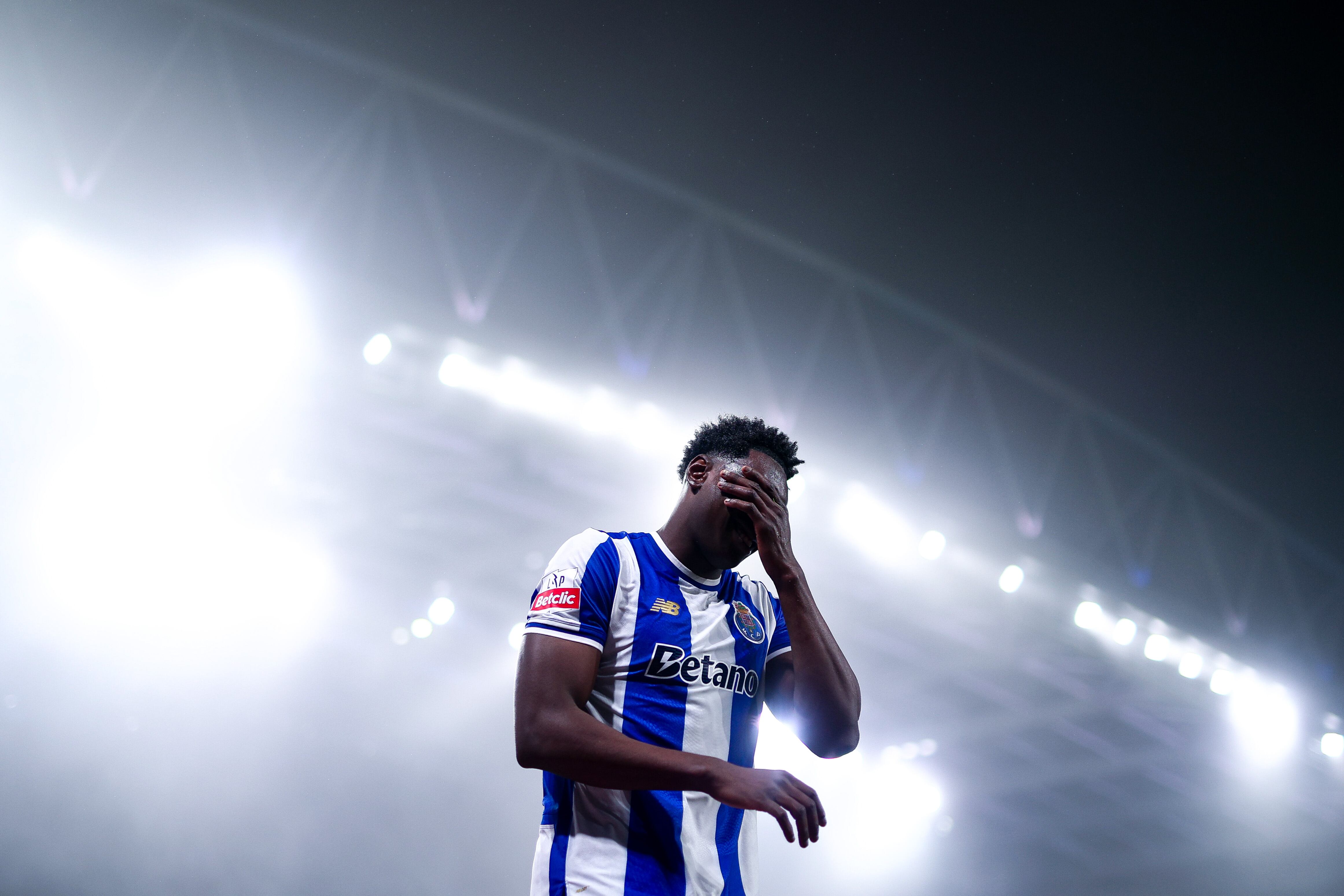 Samu Aghehowa en el partido donde se lesionó con Porto de su rodilla derecha.