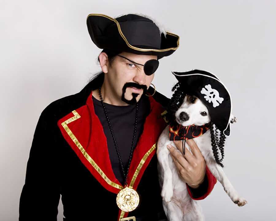 Los piratas suelen andar entre camaradas, así que este es un buen disfraz para el mejor amigo del hombre. Foto: tomada de Chilango.com