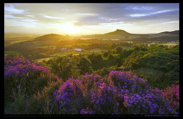 John Robinson, de Peterlee, Durham, ganó con esta foto una categoría especial para fomentar que la gente visite Reino Unido. En la foto, puesta de sol en los campos de Yorkshire Moors. 