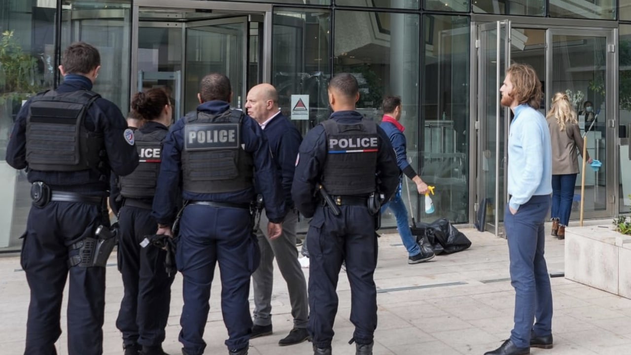 La policía parisina tuvo que hacer presencia frente al edificio de la Bolsa de Valores de manera rápida