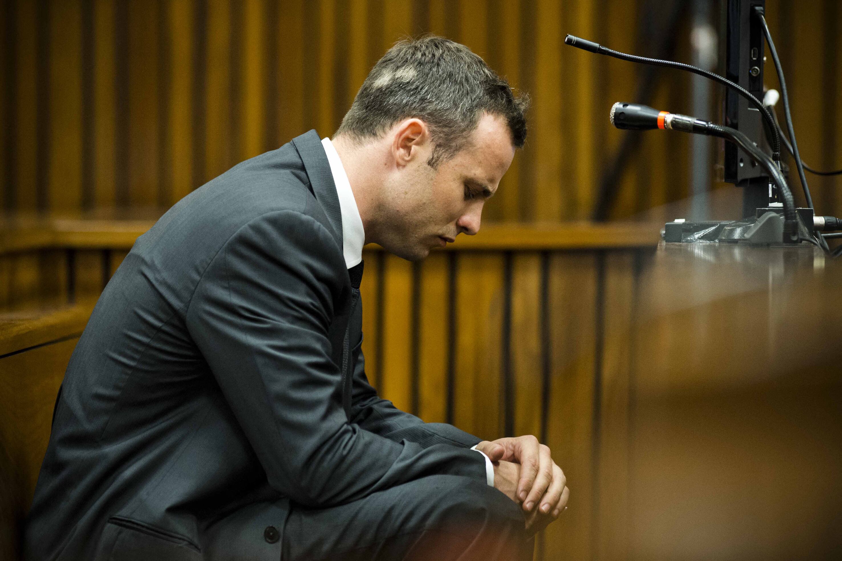 (ARCHIVOS) El atleta paralímpico sudafricano Oscar Pistorius se encuentra en el quinto día de su juicio por el asesinato de su novia en 2013, el 7 de marzo de 2014 en el tribunal superior de Pretoria. El campeón paralímpico sudafricano Oscar Pistorius obtuvo el viernes la libertad anticipada en libertad condicional, una década después de que mató a su novia, en un crimen que conmovió al mundo, dijeron las autoridades penitenciarias. (Foto de PISCINA/AFP)
