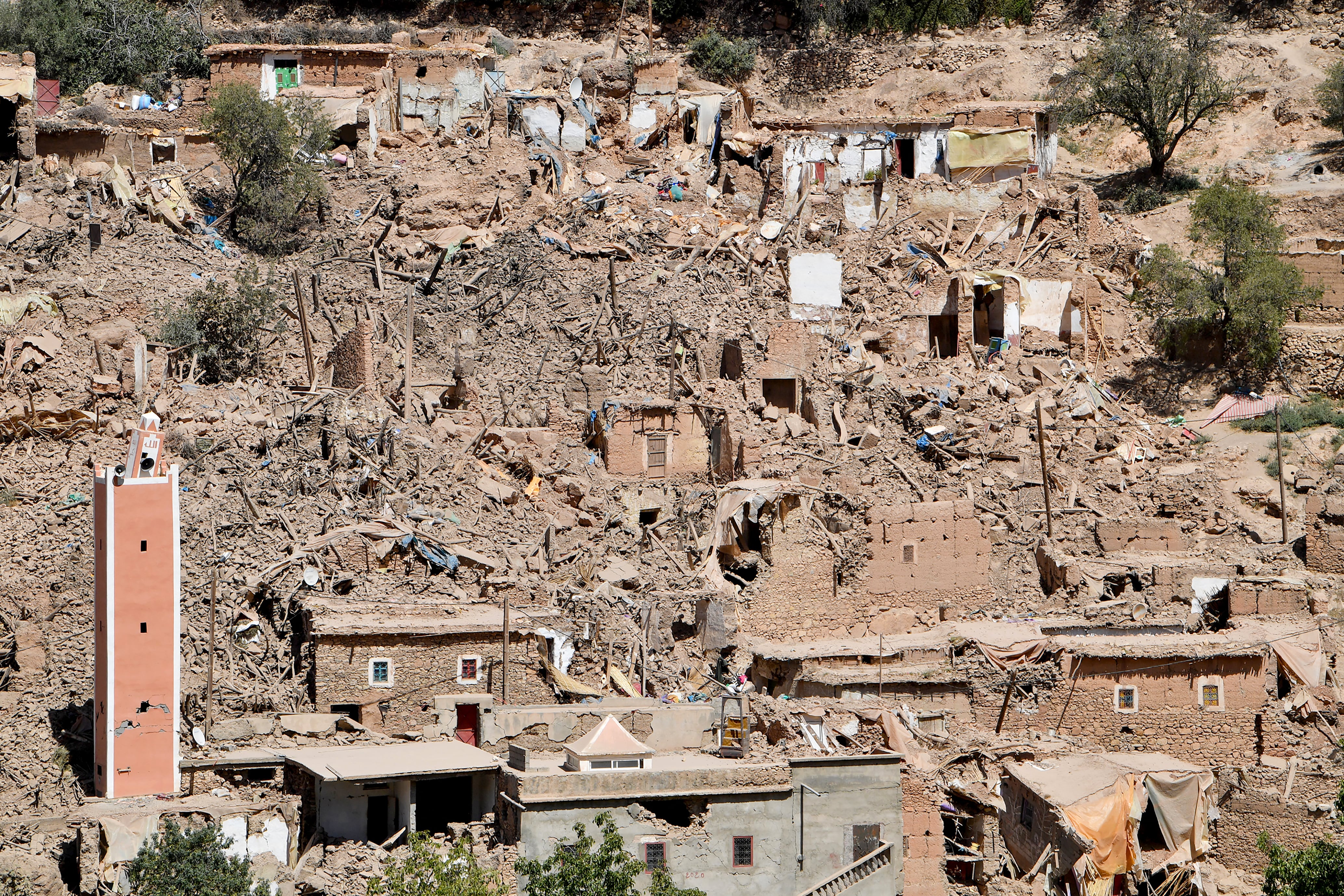 El 10 de septiembre, los marroquíes lloraron a las víctimas de un devastador terremoto que mató a más de 2.000 personas mientras los equipos de rescate se apresuraban a encontrar sobrevivientes atrapados bajo los escombros de las aldeas arrasadas. (Foto de Fethi Belaid / AFP)