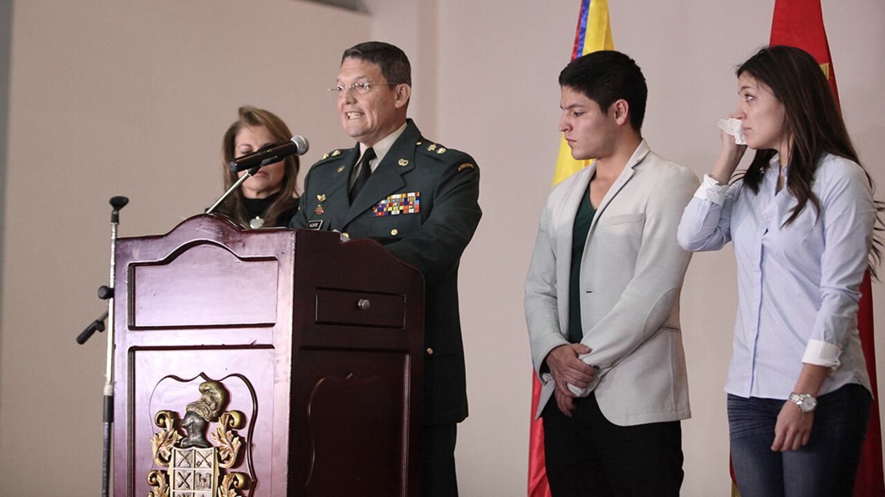 El general Alzate, durante dus declaraciones frente a la prensa en la noche de este lunes.
