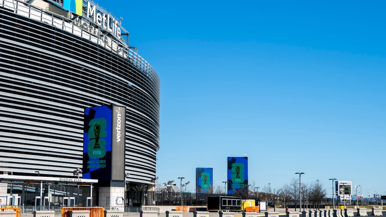 La promoción de la Copa Mundial de la FIFA 2026 se muestra en el MetLife Stadium tras el anuncio de la FIFA el 5 de febrero de 2024 en East Rutherford, Nueva Jersey. La FIFA anunció el domingo el calendario del torneo de la Copa Mundial, en el que el MetLife Stadium será el escenario de la final. El AT&T Stadium de Arlington acogerá el mayor número de partidos, con nueve, y el MetLife, ocho.