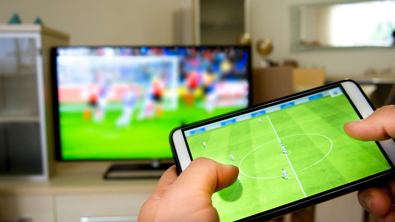 Aplicaciones como Fútbol Libre o Roja Directa generalmente no están disponibles en las tiendas oficiales.