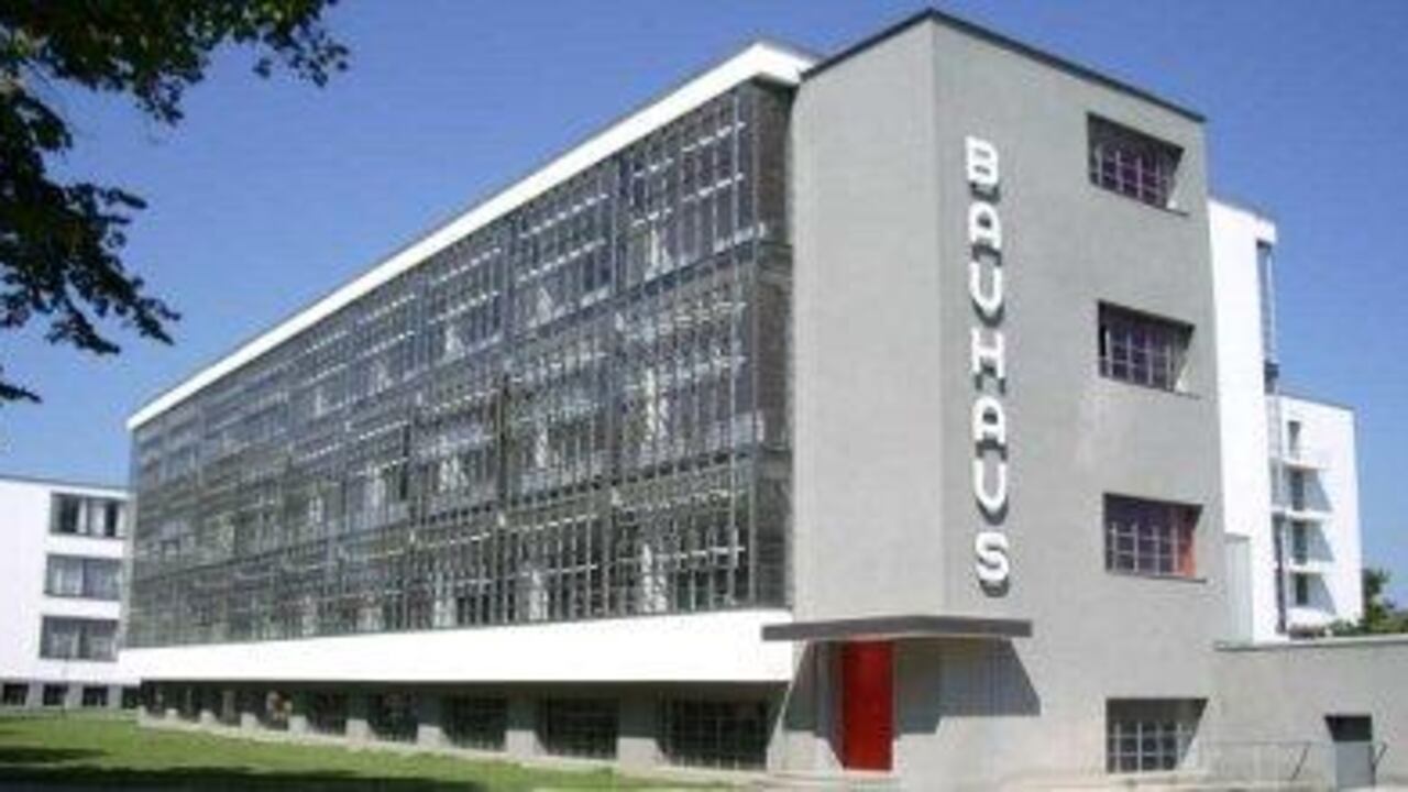 La Bauhaus, fundada en 1919 por Walter Gropius, fue una escuela de arte, diseño y arquitectura.