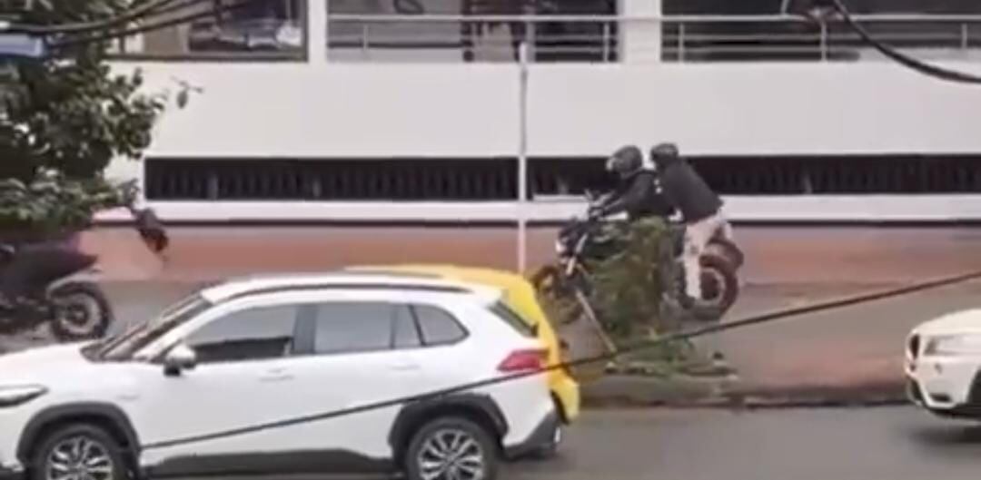 Luego del robo de los dólares, los criminales huyen en motos del lugar.