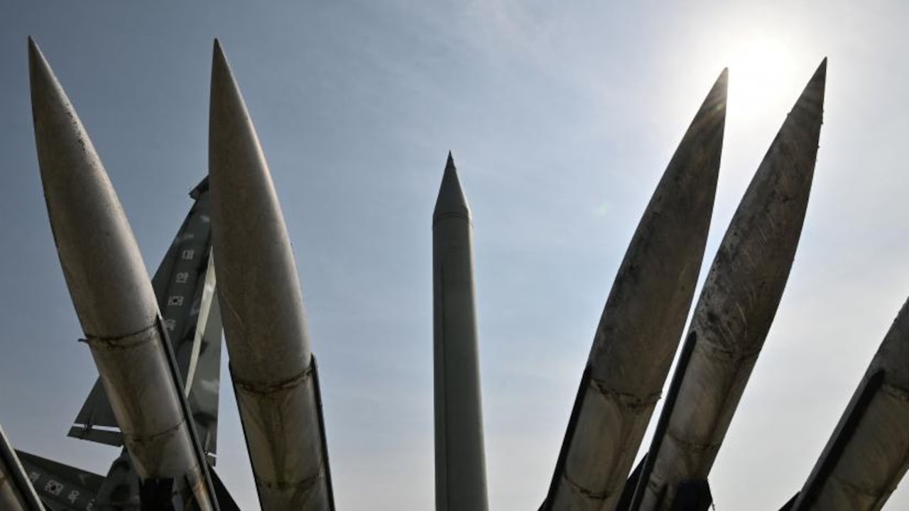 Replicas de misiles coreanos expuestas en el Memorial de la Guerra Coreana en Seúl (Photo by Jung Yeon-je / AFP) JUNG YEON-JE / AFP)