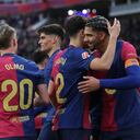El defensa uruguayo del Barcelona #04 Ronald Federico Araujo da Silva (R) celebra marcar el tercer gol de su equipo durante el partido de fútbol de la liga española entre el FC Barcelona y la Real Sociedad en el Estadi Olimpic Lluis Companys de Barcelona el 2 de marzo de 2025. (Foto de LLUIS GENE / AFP)