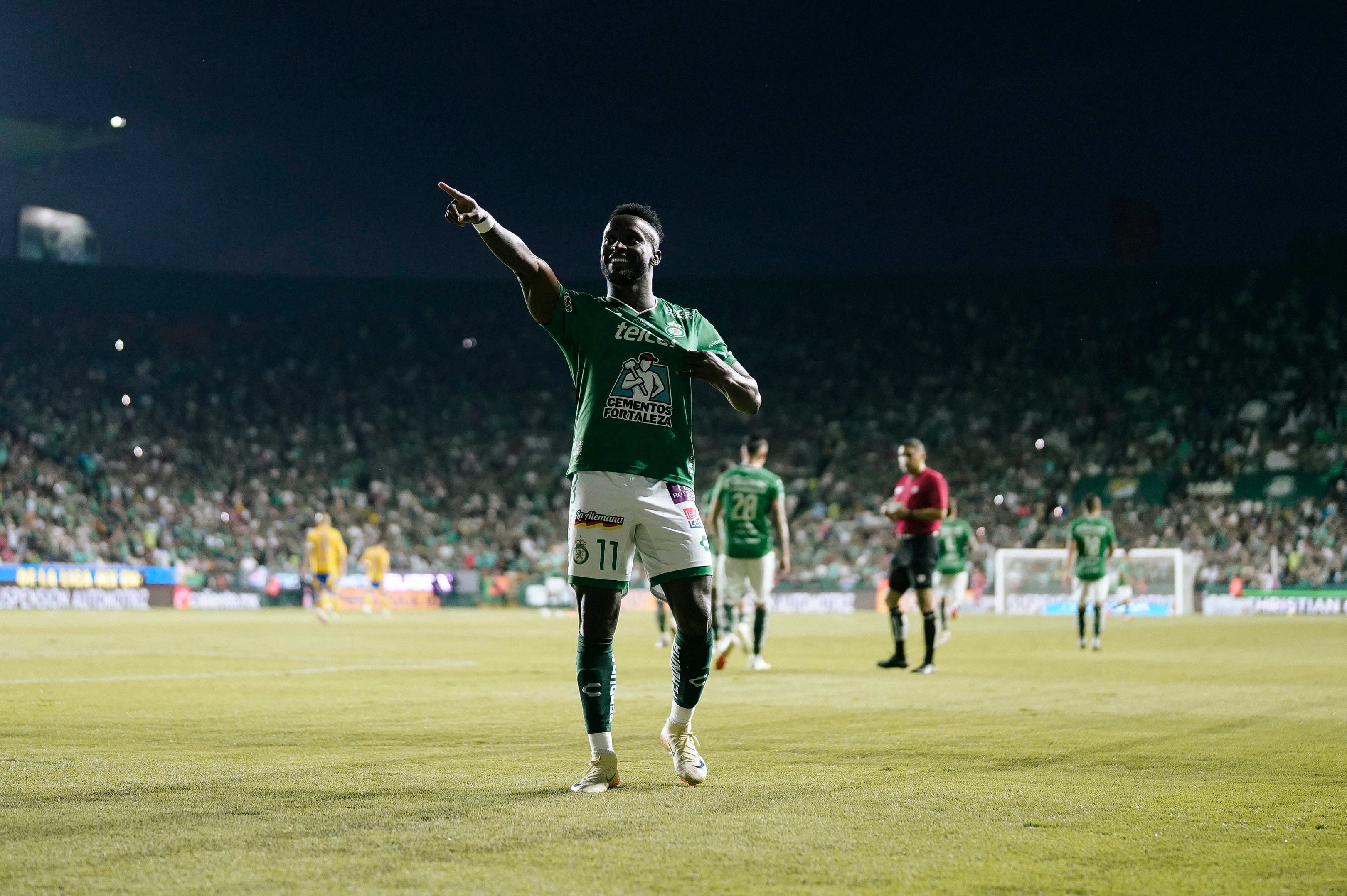 John Steven Mendoza celebra su gol en el partido contra Tigres.