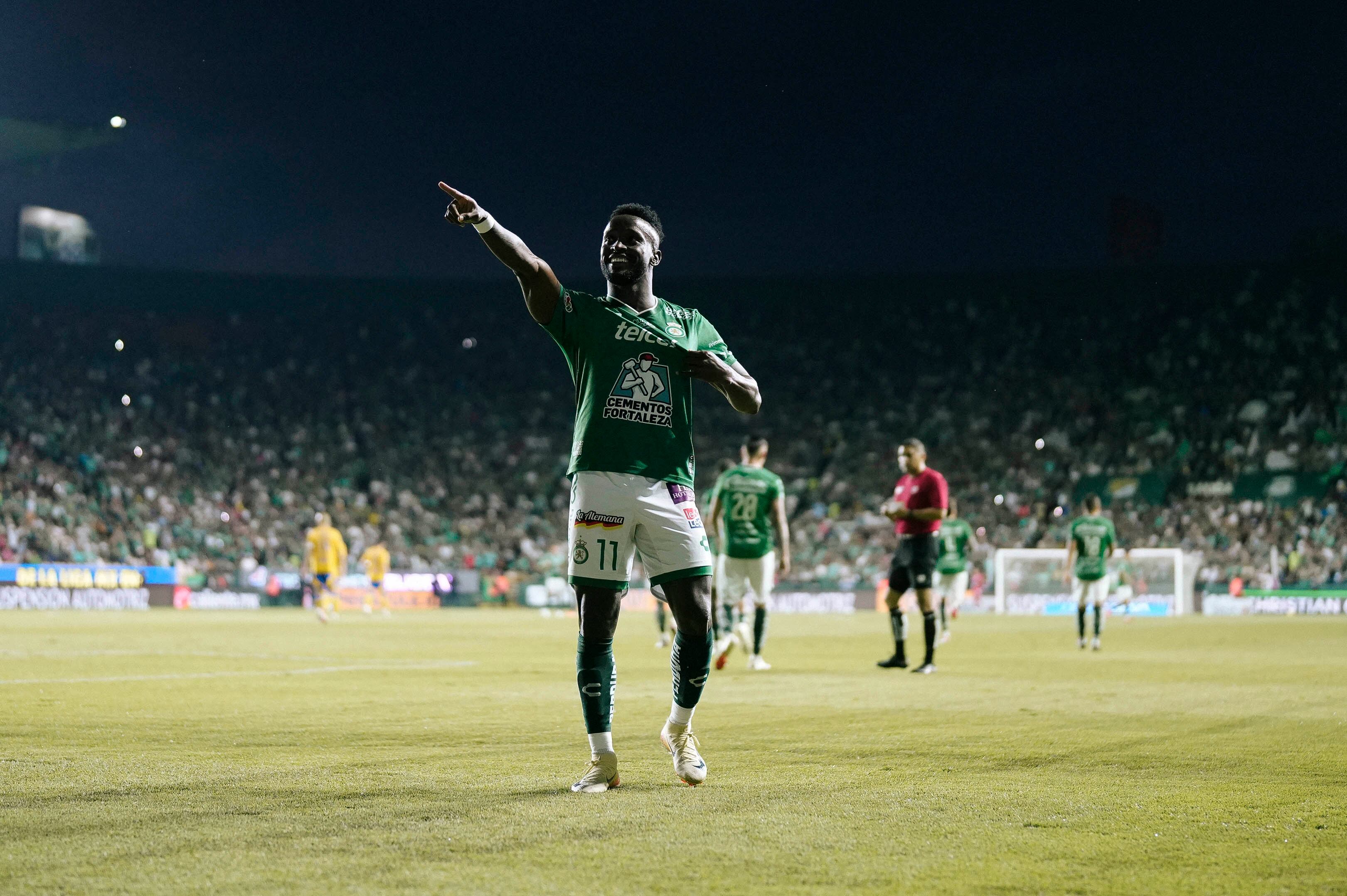 John Steven Mendoza celebra su gol en el partido contra Tigres.