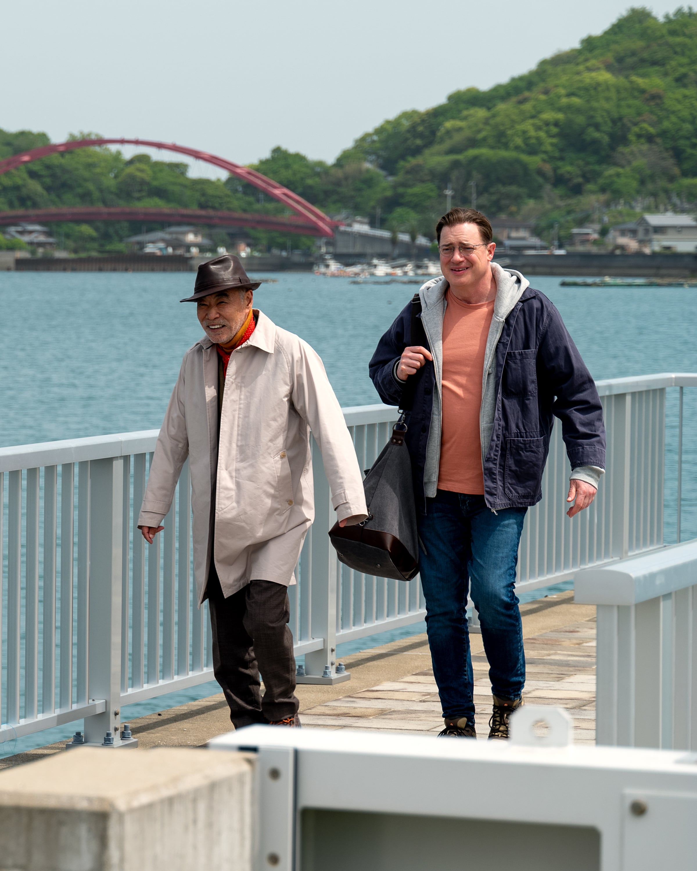 Akira Emoto y Brendan Fraser en 'Familia en renta'. Foto: James Lisle/Searchlight Pictures. © 2025 Searchlight Pictures.