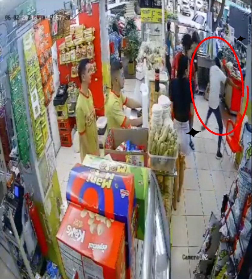 Momento en el que se empiezan a escuchar disparos por fuera de la panadería.