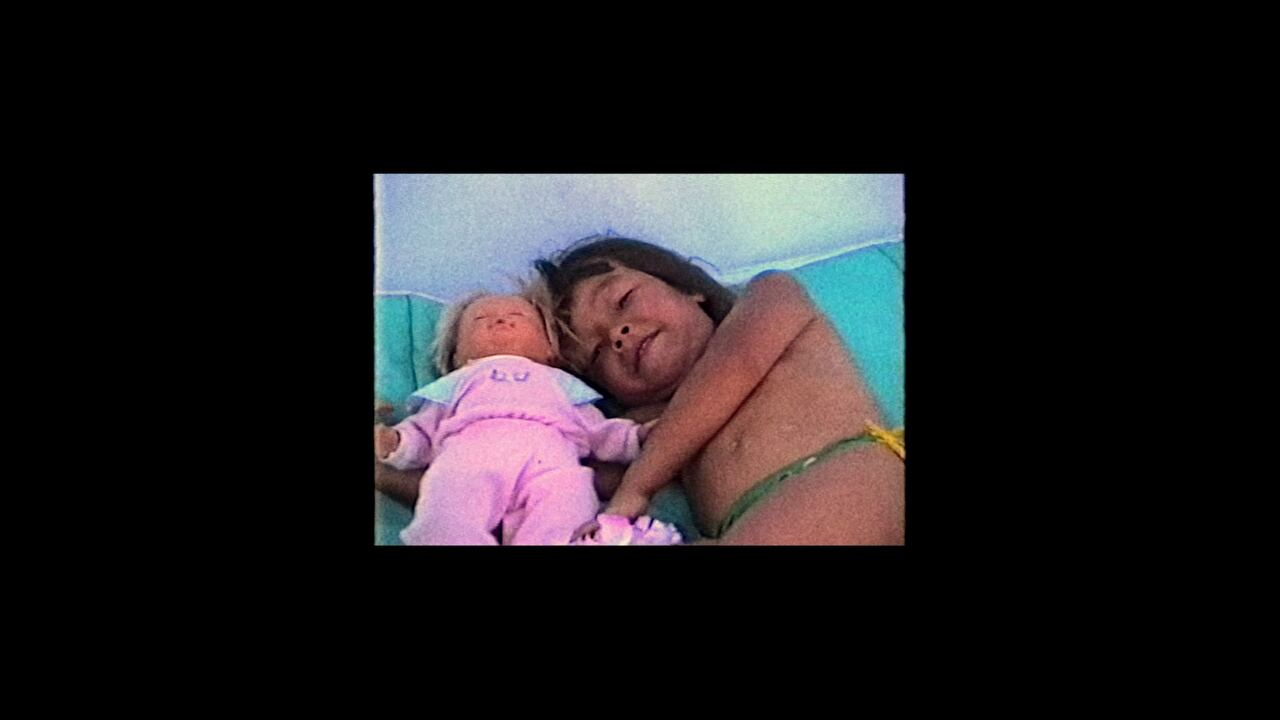 En ‘La hija del volcán’ Jenifer de la Rosa Martín, la directora y protagonista del documental busca recomponer la historia de sus orígenes luego de la tragedia que conmovió al mundo en 1985.