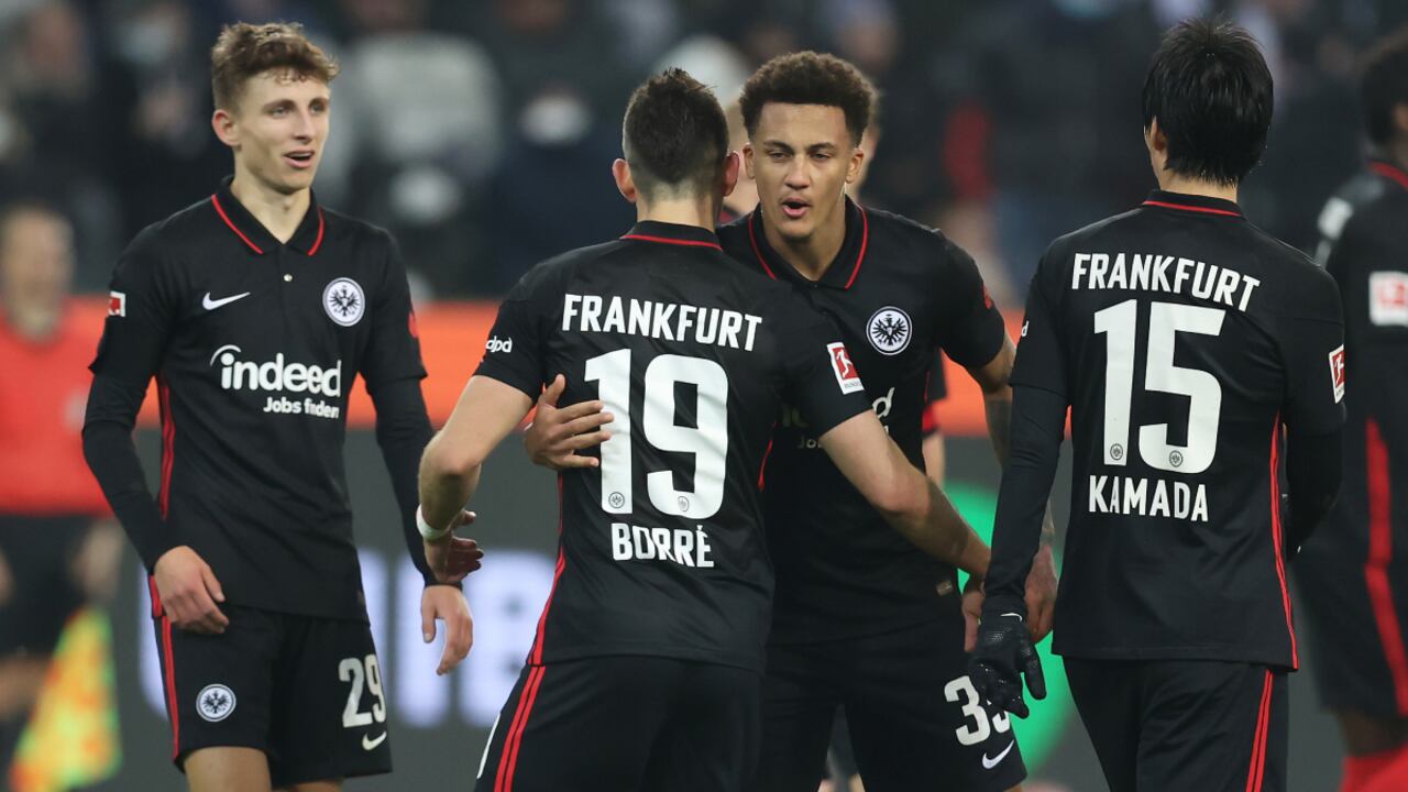 Rafael Santos Borré celebra con sus compañeros del Frankfurt tras el empate 1-1 parcial frente al Mönchengladbach