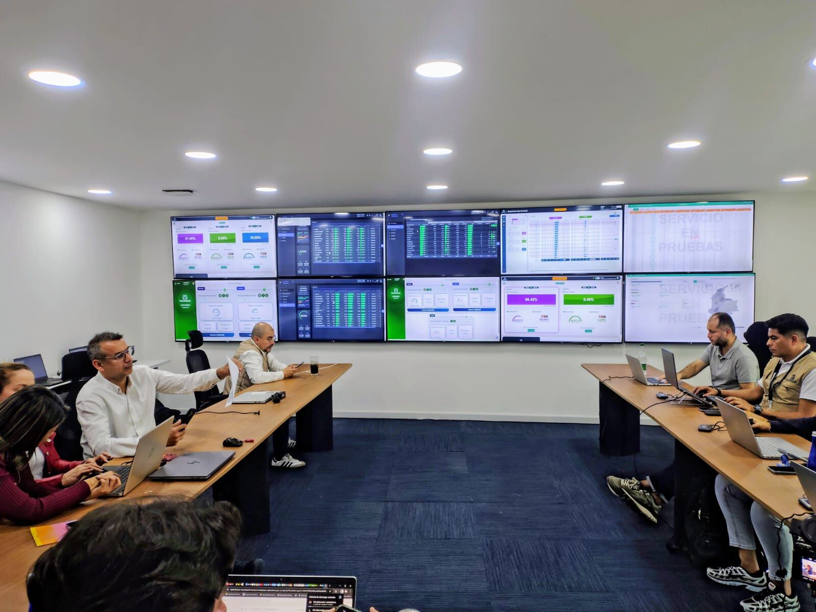 El esquema también incorpora mecanismos de protección como firmas digitales, registros de auditoría y entornos de ejecución restringidos.