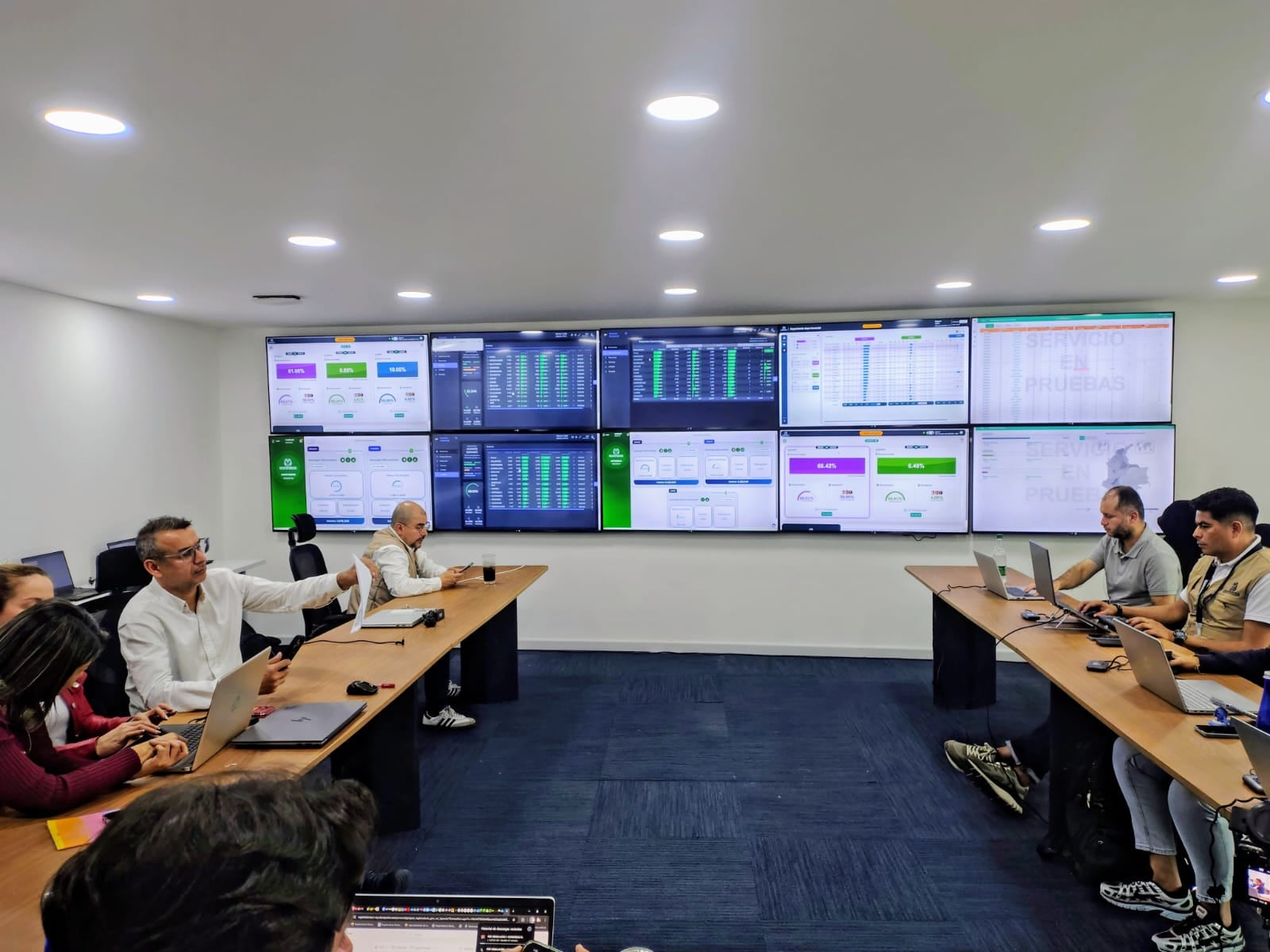 El esquema también incorpora mecanismos de protección como firmas digitales, registros de auditoría y entornos de ejecución restringidos.