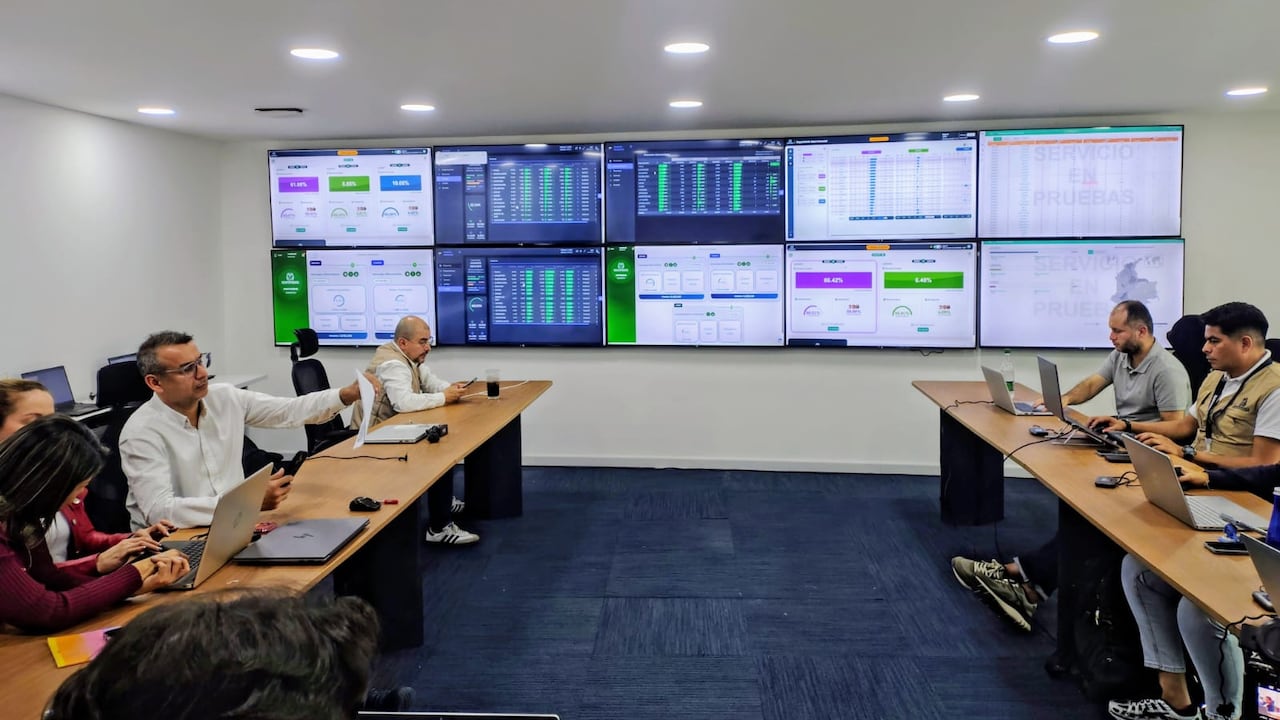 El esquema también incorpora mecanismos de protección como firmas digitales, registros de auditoría y entornos de ejecución restringidos.