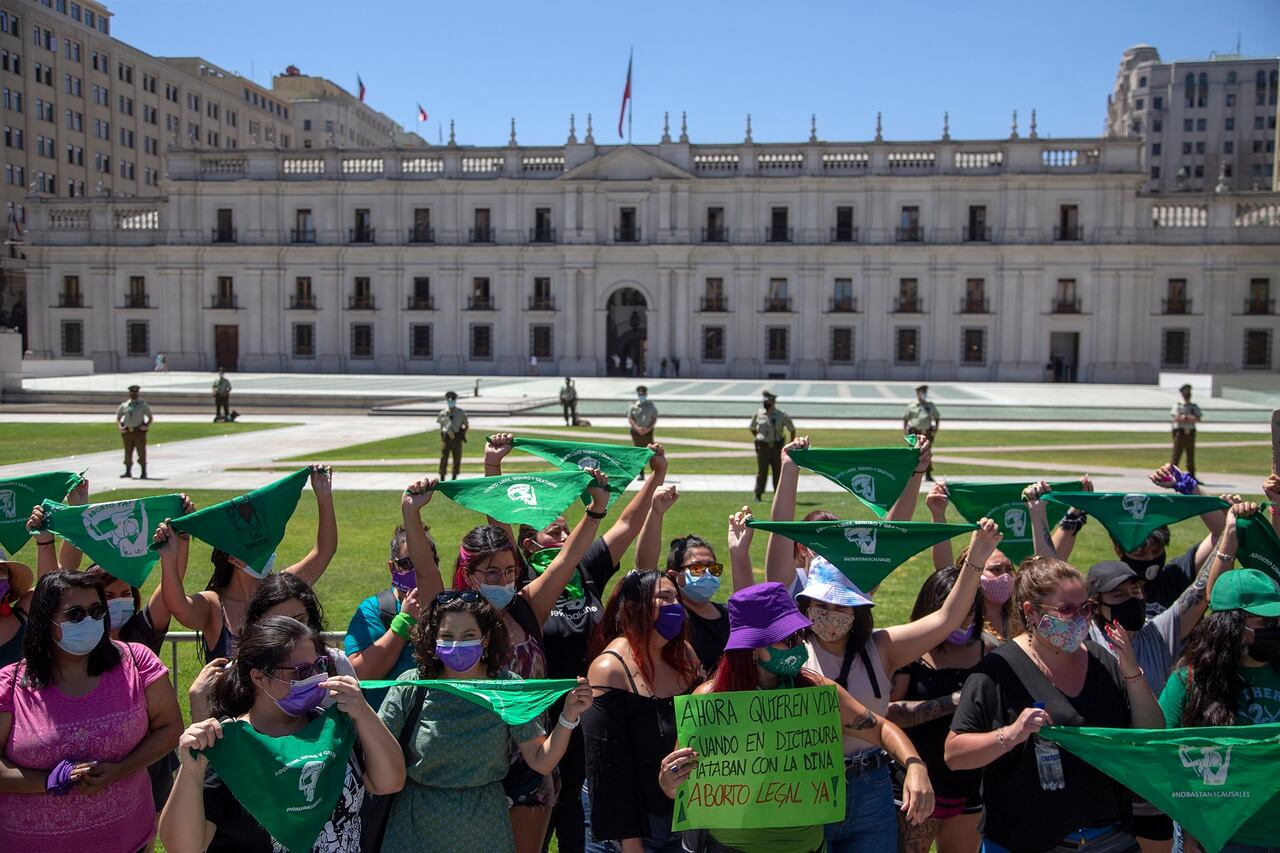 “Aborto libre, seguro y gratuito”, se leía en los pañuelos de las manifestantes quienes además realizaron la performance “Un violador en tu camino” que popularizó mundialmente el colectivo chileno Las Tesis.