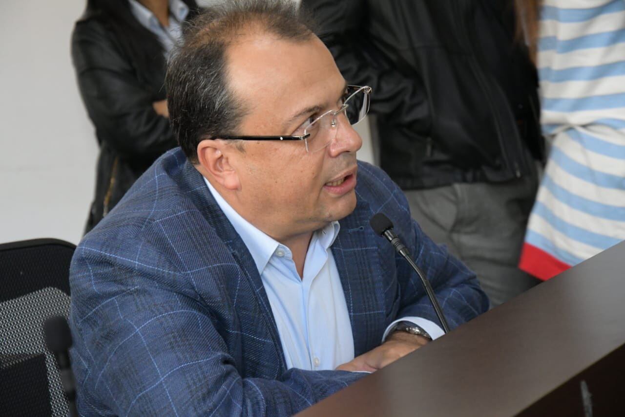 Concejal denuncia que dineros públicos se pagaron afiches para desprestigiar a Duque, Uribe y vicepresidenta