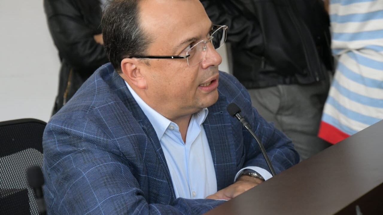 Concejal denuncia que dineros públicos se pagaron afiches para desprestigiar a Duque, Uribe y vicepresidenta