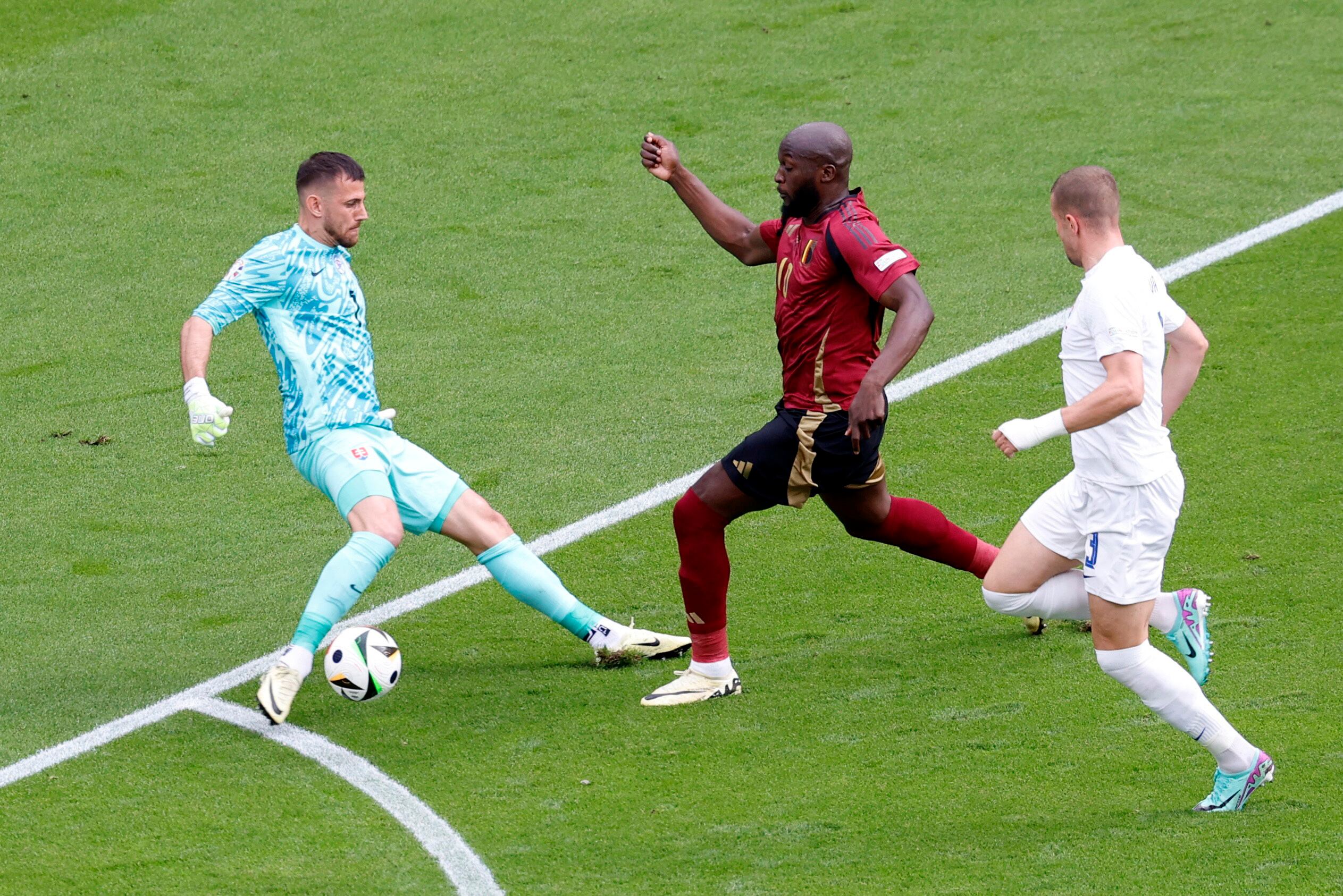 Soccer Football - Euro 2024 - Group E - Belgium v Slovakia - Frankfurt Arena, Frankfurt, Germany - June 17, 2024 Slovakia's Martin Dubravka in action with Belgium's Romelu Lukaku REUTERS/Heiko Becker