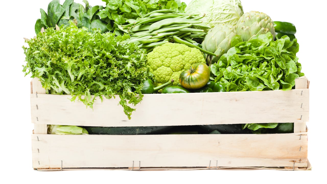 Las verduras de hojas verdes son las principales aportantes de vitamina K al cuerpo.