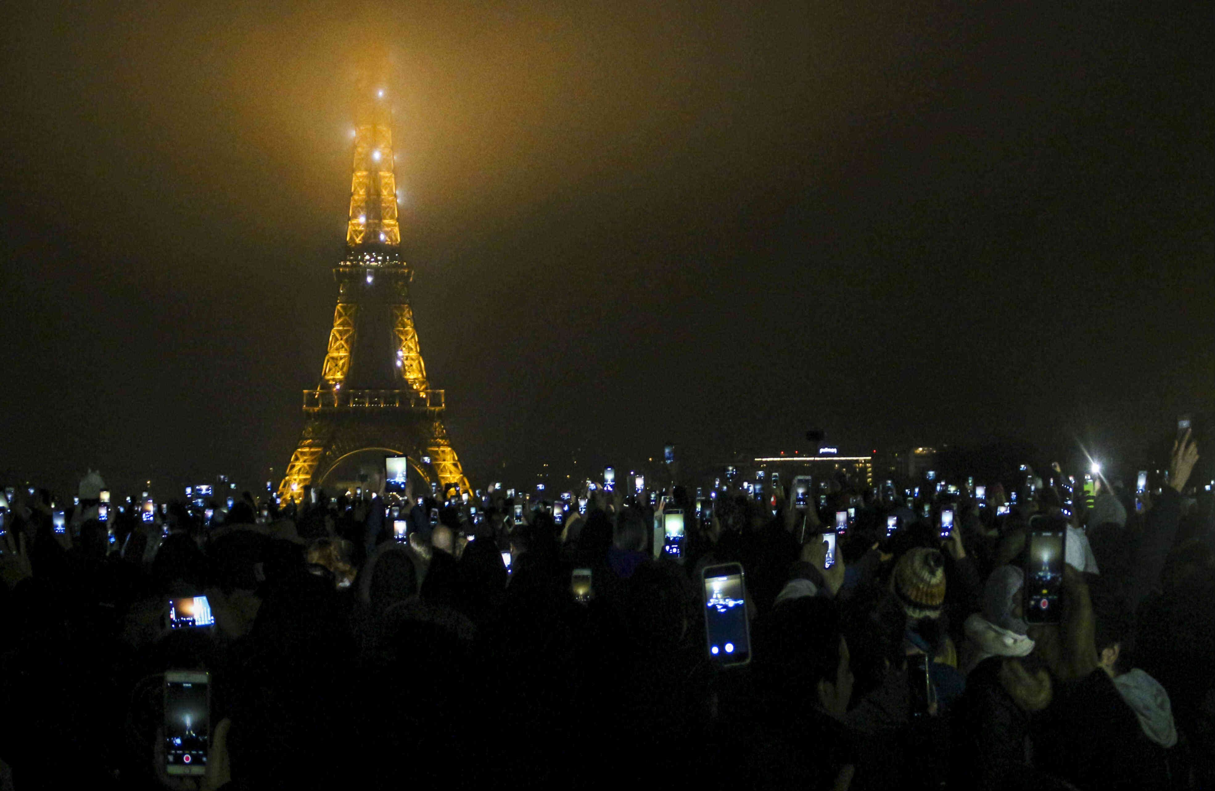 En la Torre Eiffel se conglomeraron los habitantes de París para dar la bienvenida a 2017