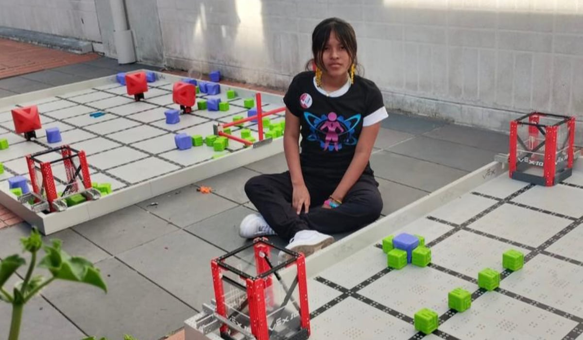 Integrante del equipo ‘CyberGirl’, ganador en un evento internacional de robótica