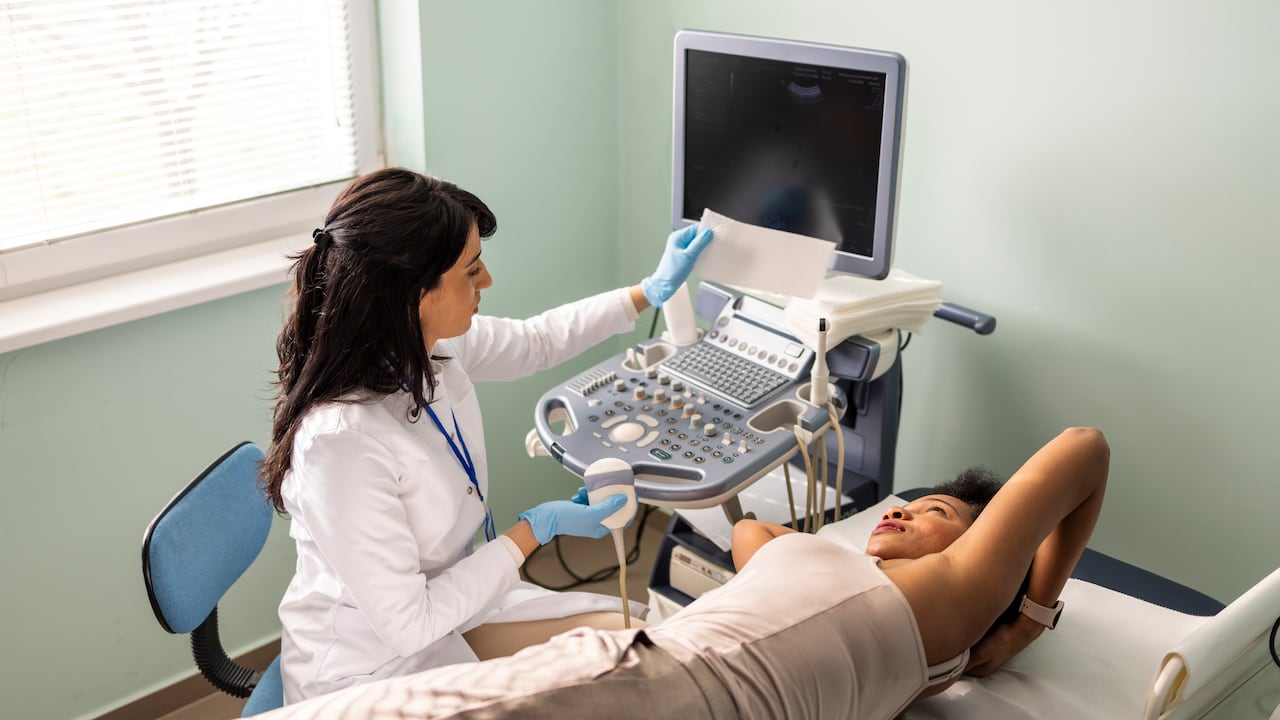 Hoy en día existen tratamientos como la quimioterapia y la radioterapia, que aunque son invasivos, pueden ayudar a combatir esta enfermedad.