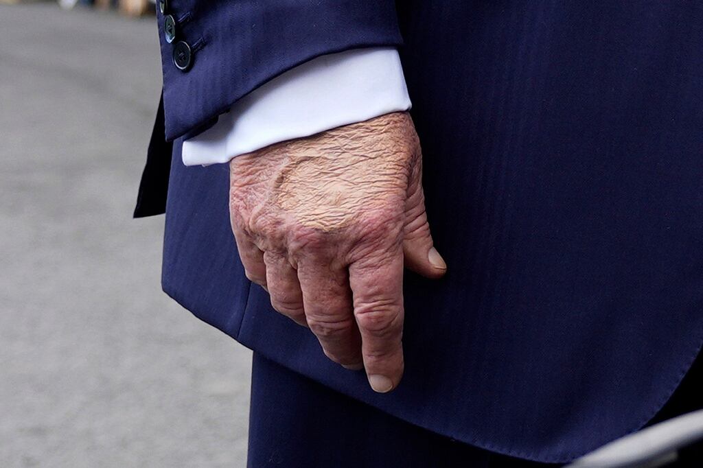 El presidente Donald Trump habla con los medios al salir de la Casa Blanca, el 15 de julio de 2025, en Washington. (Foto AP/Manuel Balce Ceneta, Archivo)