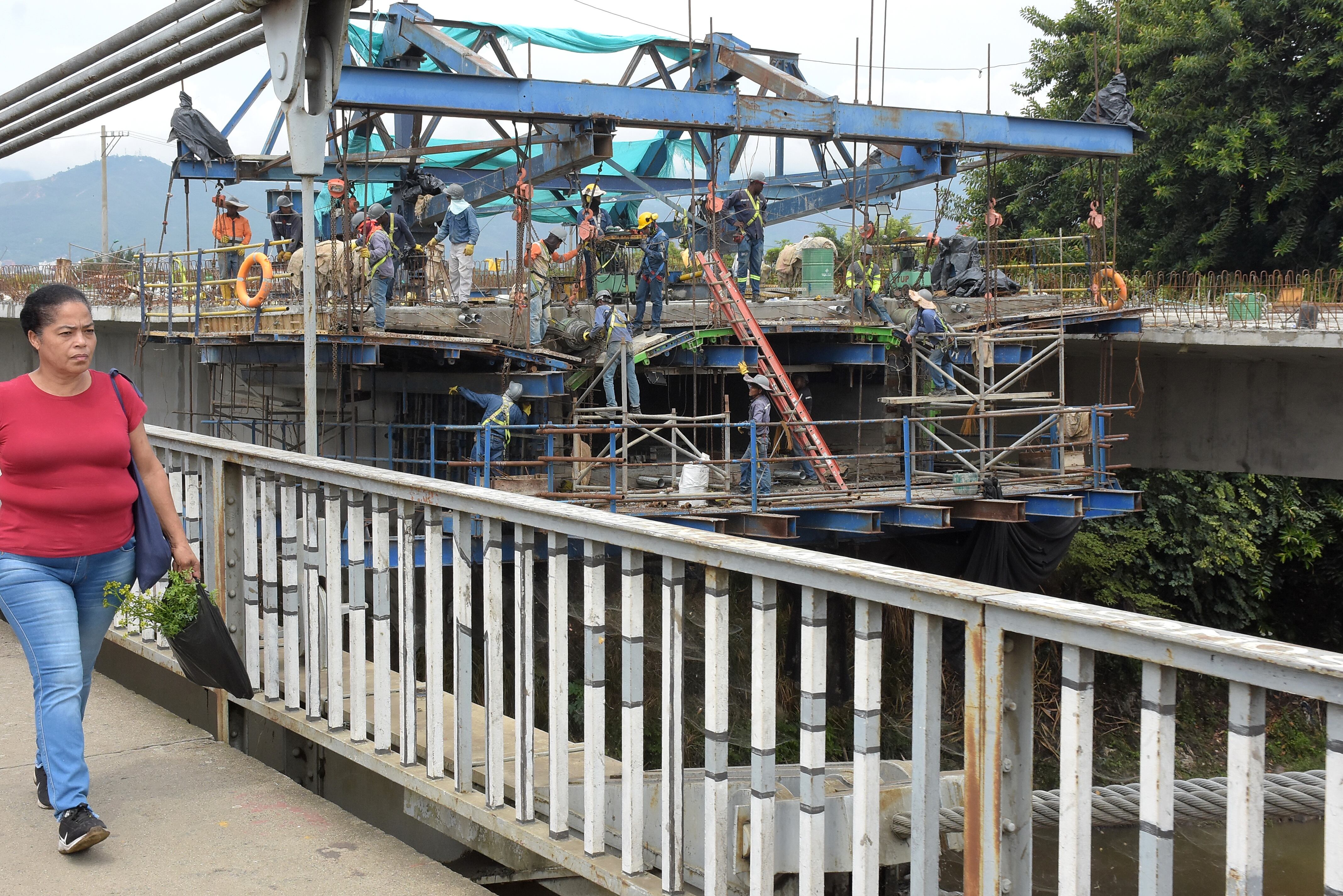 La comunidad pide celeridad en las obras del puente de juanchito, ya que han aumentado los tiempos de espera para los transeúntes en el sector, cabe recordar que la gobernadora Clara Luz Roldán prometió que estas obras terminarían este año