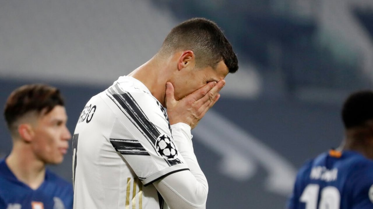 Cristiano Ronaldo, de la Juventus, se lamenta durante el partido de vuelta de octavos de final de la Liga de Campeones, ante Porto, el martes 9 de marzo de 2021 (AP Foto/Luca Bruno)